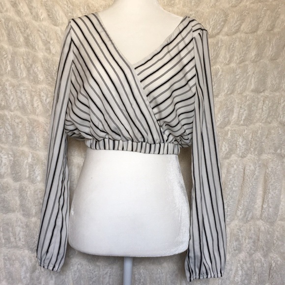 Tops - 3/$15 Women’s white striped long sleep crop top